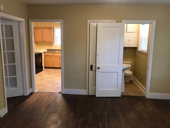 Building Photo - Three Bedroom in the Heart of Five Points