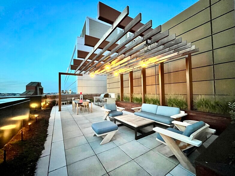 Roof deck with grill - 100 Lovejoy Wharf