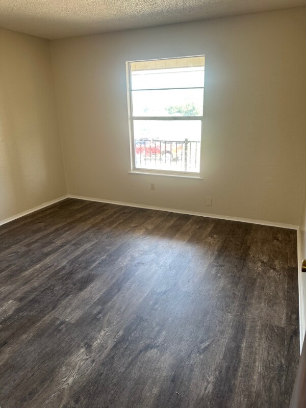 Building Photo - 112 E Crest Dr