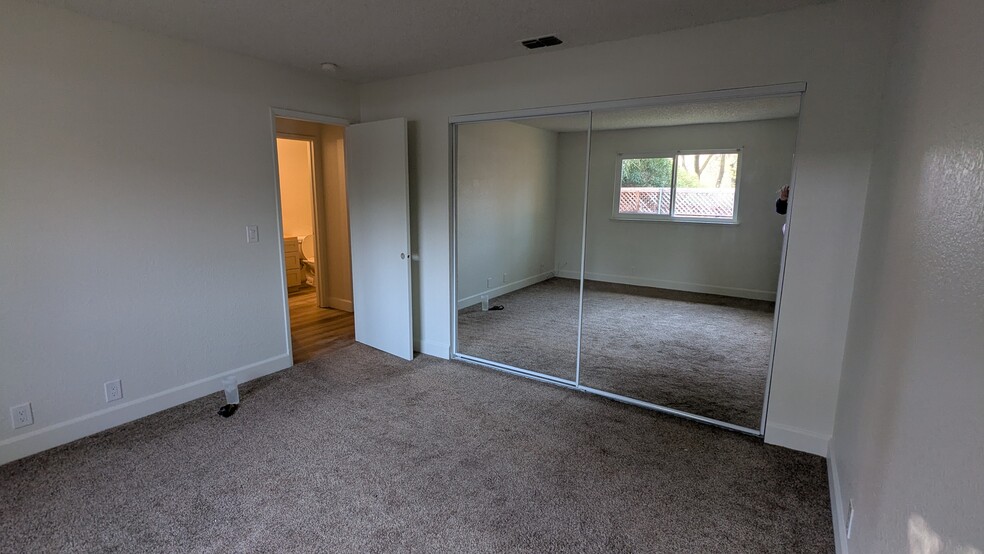 Master Bedroom with mirrored closet doors - 4918 Saddlerock Way