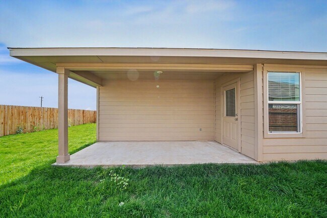 Building Photo - Like-New Cibolo Home with Flexible Living Space - Realtor Commission: $500