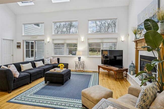 Building Photo - 4 The Registry