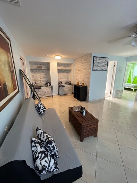 3x1 or 4x2 living room - 2440 Manasota Beach Rd
