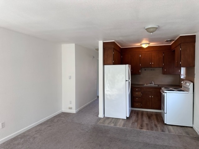 Kitchen + hallway - 3627 14th Ave W