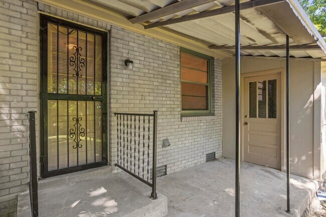 Building Photo - 2510 9th Ave S