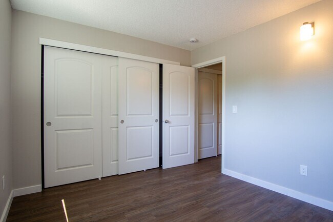 Building Photo - Inner East Side Updated 1Bdr w/Dishwasher & Off-Street Parking!