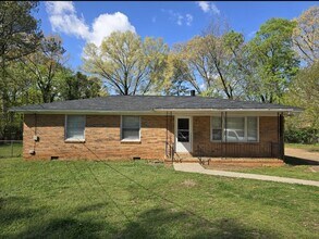 Building Photo - 4 Bedroom 2 Bathroom Home