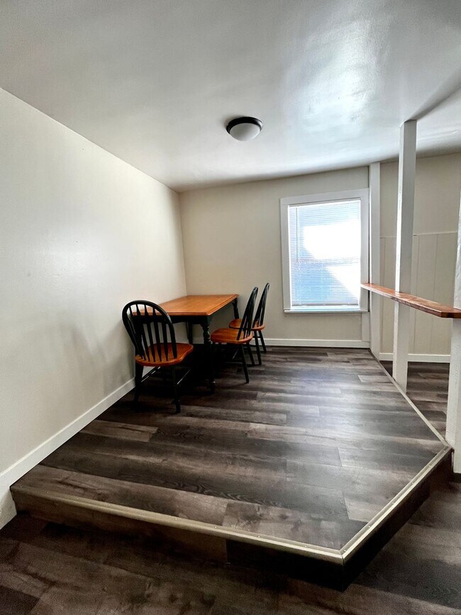 Building Photo - 2 Bedroom Single Family