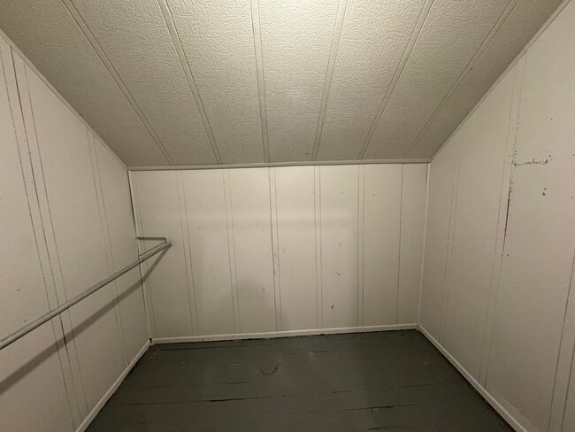 Building Photo - $795 - 2 bed 1 bath - Single Family Home