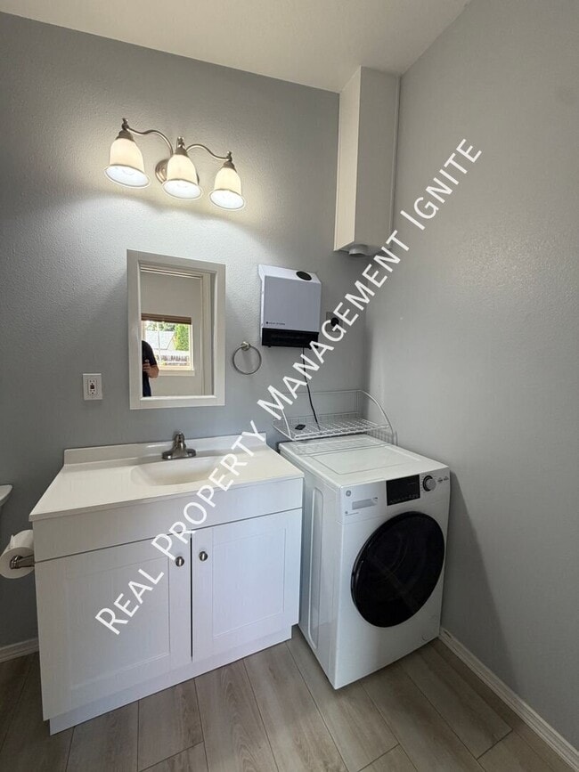 Building Photo - 2087 NE Mistletoe Ct