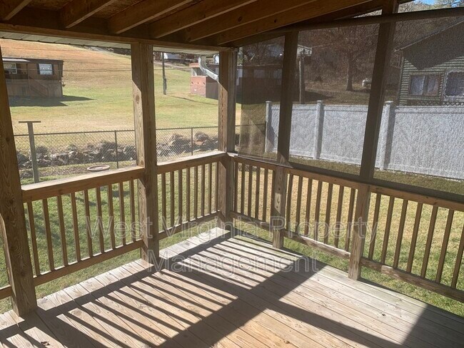 Building Photo - 563 Glenview Rd