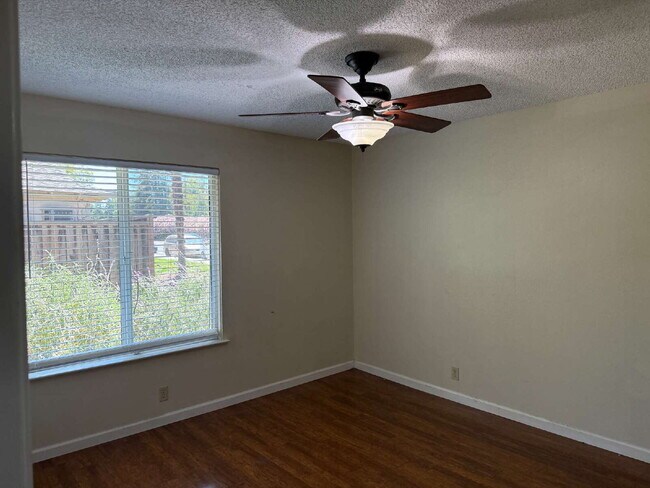 Building Photo - Large 3 bedroom apartment