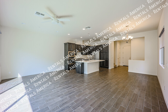 Building Photo - Luxury Townhome!