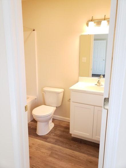 Upstairs Full Bath 2 - 697 E Piedmont St