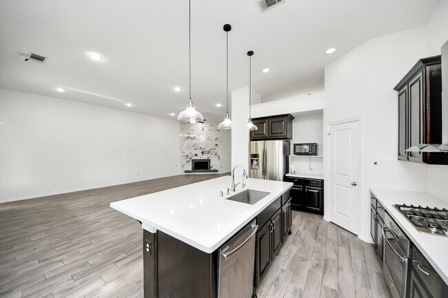 Building Photo - 10910 Wardrop Pl