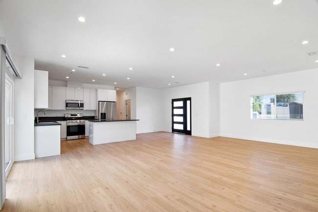 Building Photo - Modern 5 bedroom House for lease in Northr...