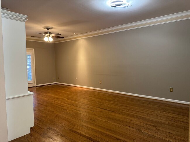 Building Photo - 2BR Bellevue Townhome