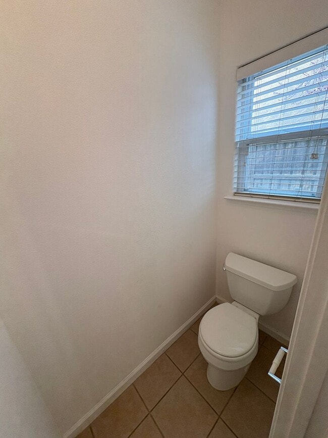 Building Photo - Spacious Tulare Home Available Now!