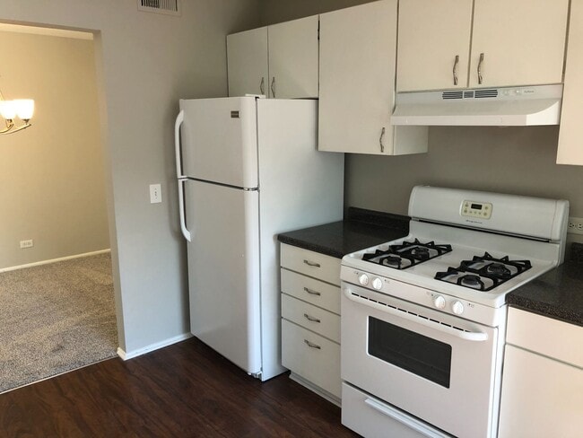 Building Photo - Wheeling, Lexington Commons 2BR/2BA 1 Garage & 2 Pools!