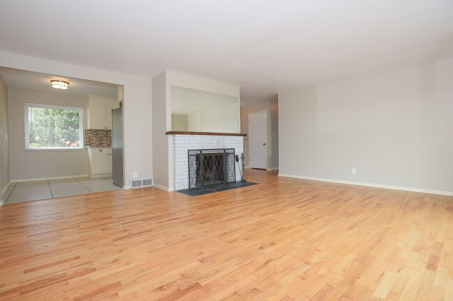 Building Photo - Spacious and Updated 4 Bedroom with Stunni...