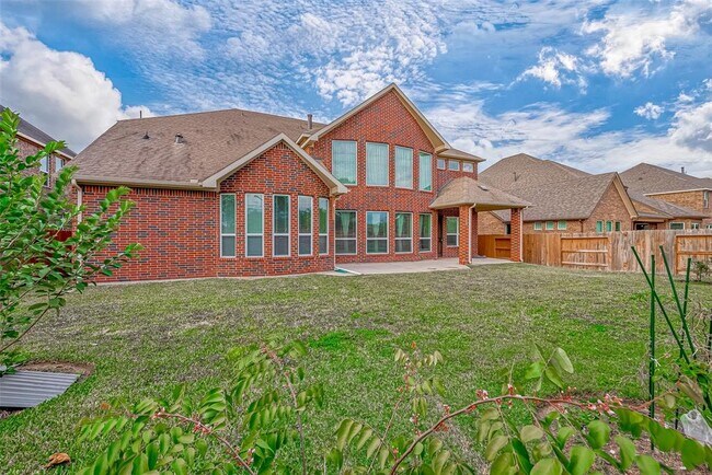 Building Photo - 25719 Oakwood Knoll Dr