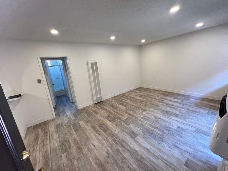 Building Photo - 3729 Clarington Ave