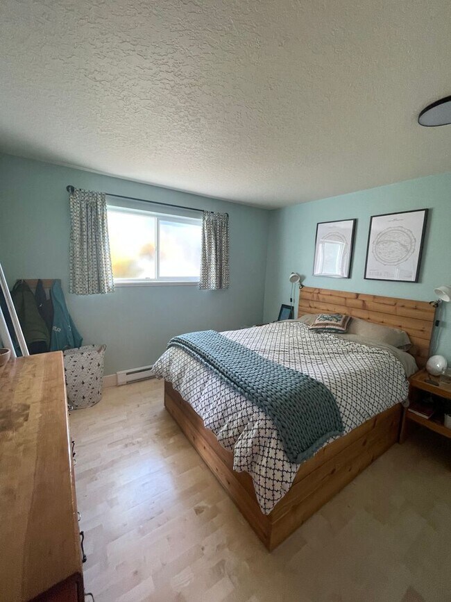 Building Photo - Charming 1-bedroom, 1-bathroom Condo in Phinney Ridge.