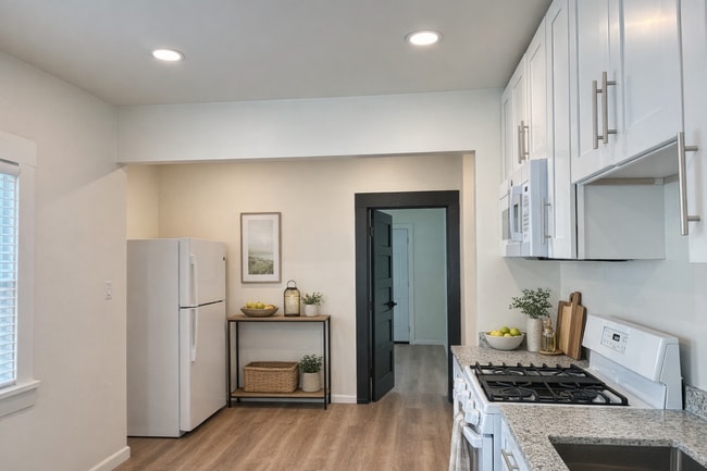 Building Photo - 5 Bed/2 Full Baths W/Washer&Dryer Hook Ups!