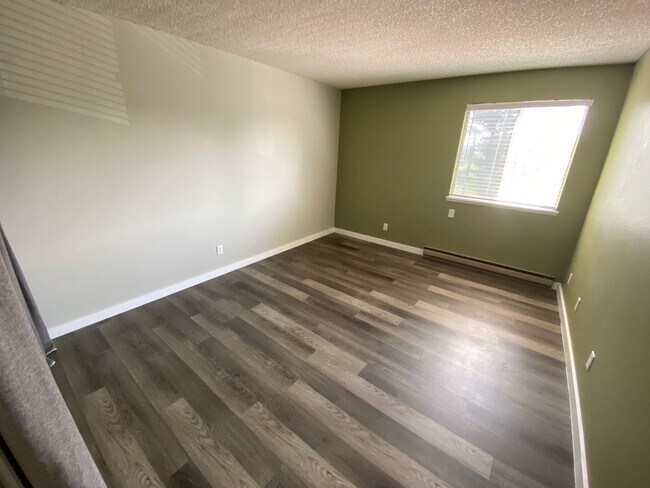 Building Photo - Spacious Updated Condo