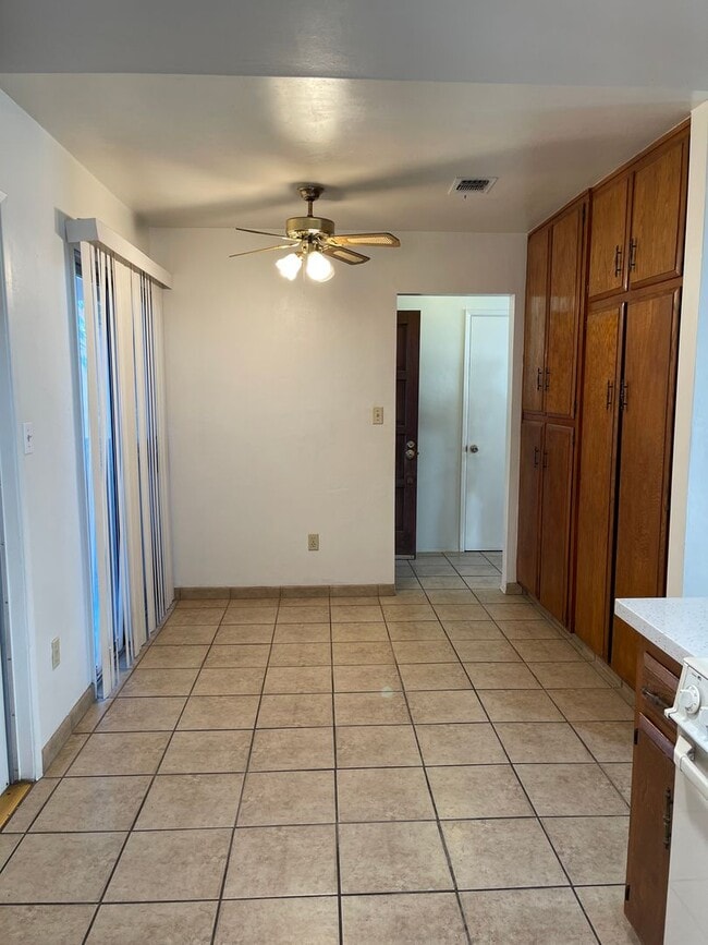 Building Photo - Large 3 Bedroom, 2 Bath Home on NE