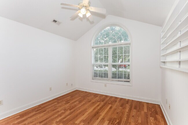 Building Photo - "Spacious 4-Bed, 3-Bath Haven in Myrtle Beach - Your Perfect Coastal Retreat!"