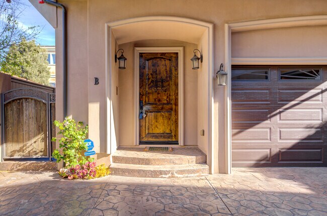 Building Photo - 612 N Juanita Ave