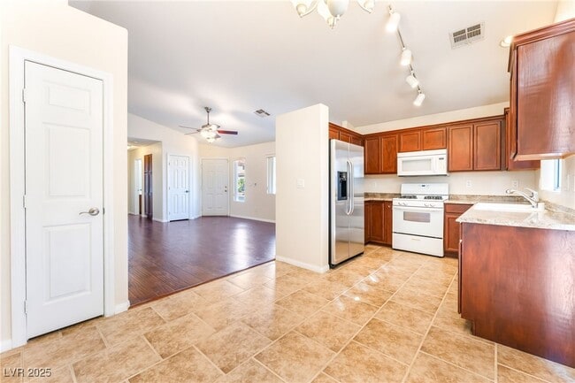 Building Photo - 5001 Light Springs Ave