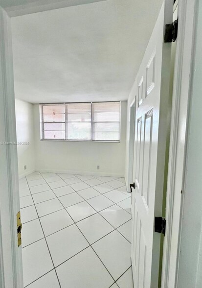 Building Photo - 1920 Sabal Palm Dr