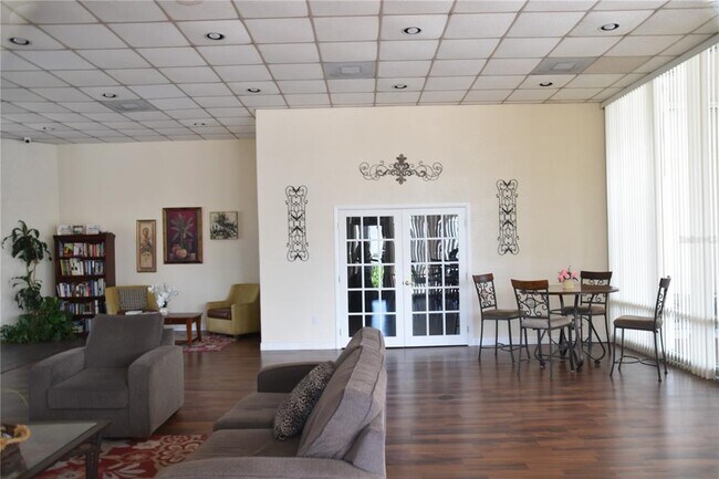Building Photo - 528 Orange Dr