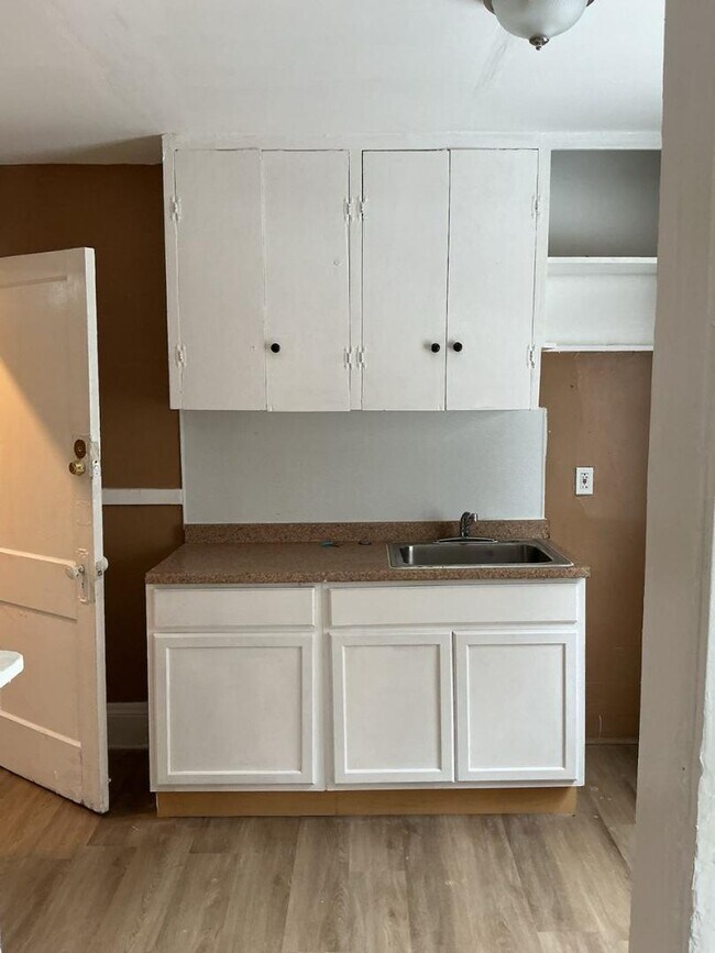 Building Photo - 4233 Valley Rd