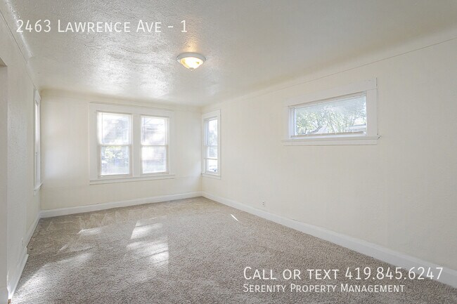 Building Photo - 2463 Lawrence Ave