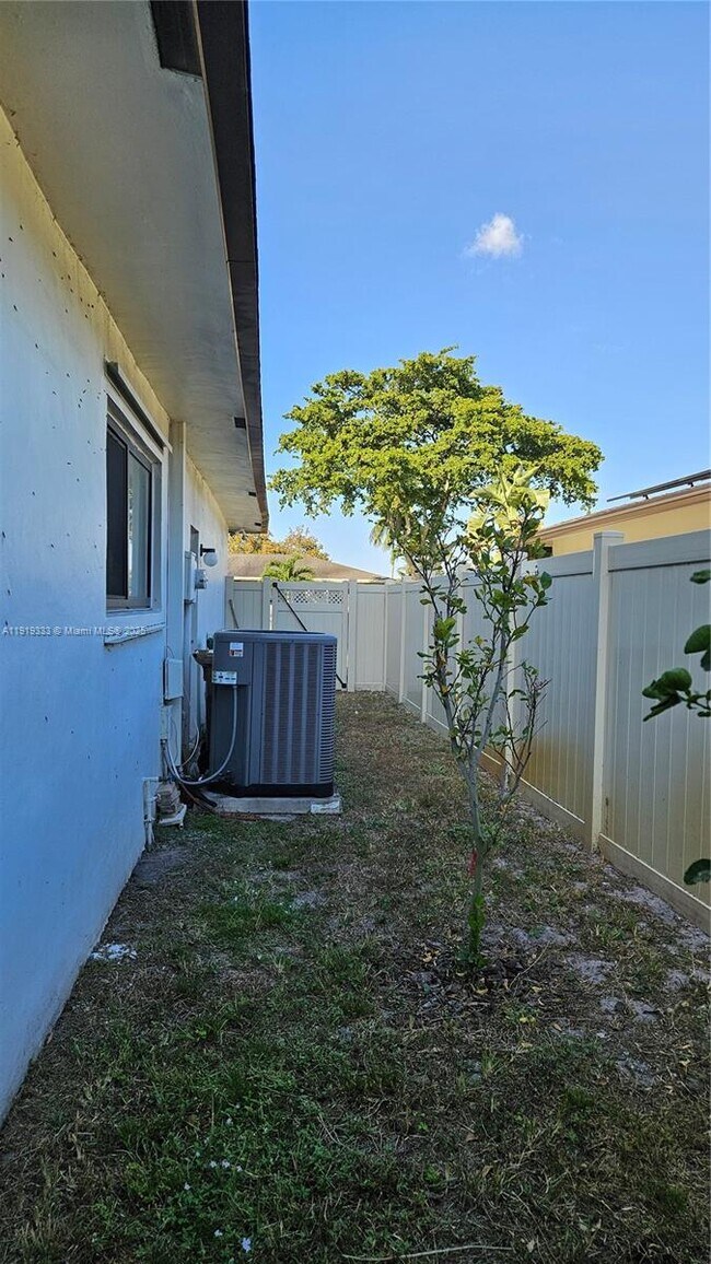 Building Photo - 8004 SW 29th St