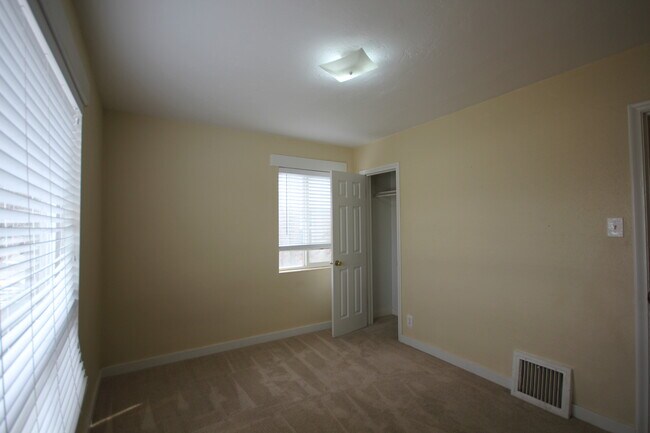 Building Photo - 3 Bedroom Duplex with Lovely Backyard(Upstairs)