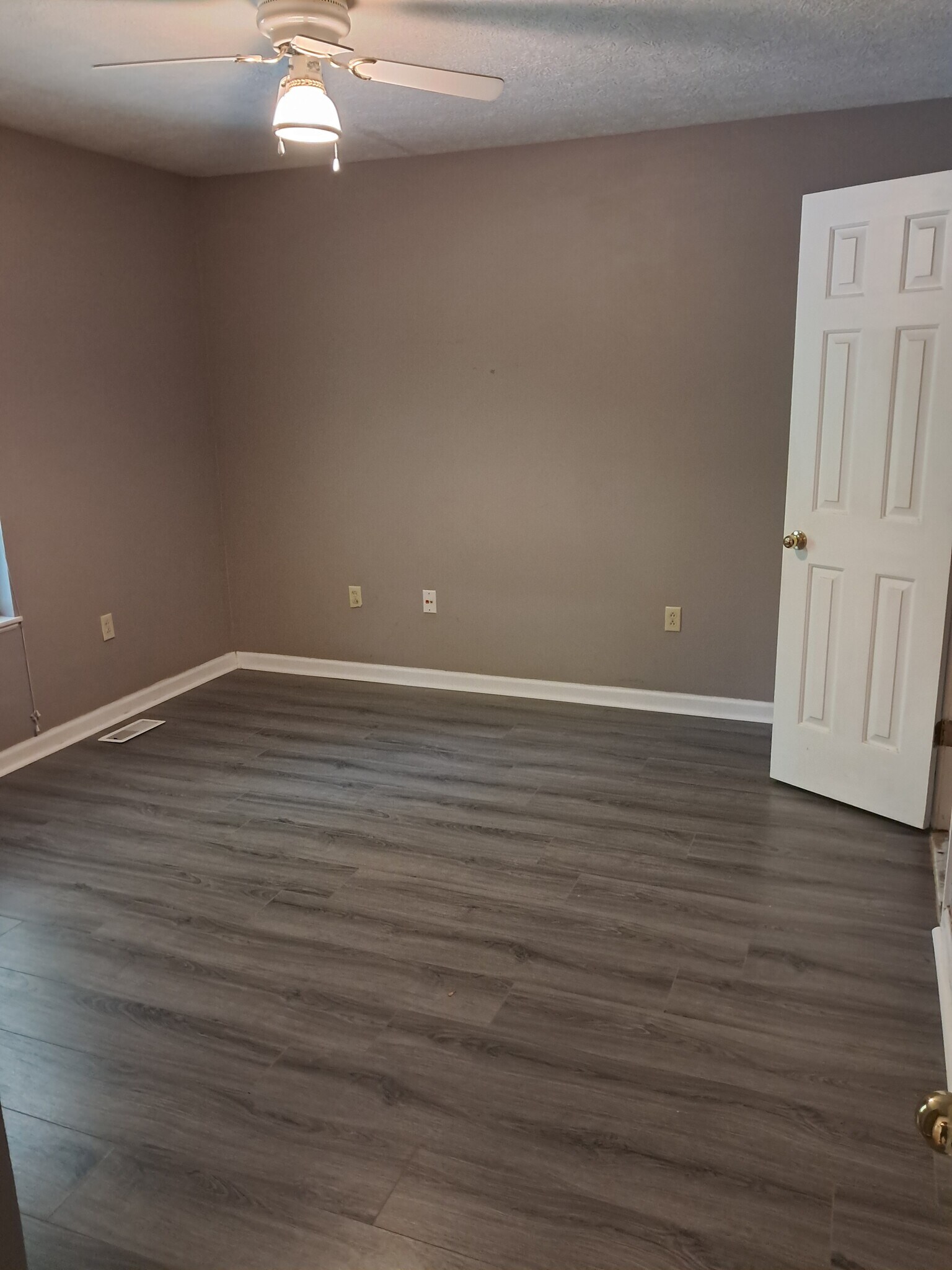 Building Photo - 121 Oak Dr