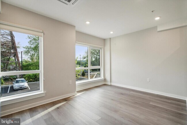 Building Photo - 3449 Scotts Ln