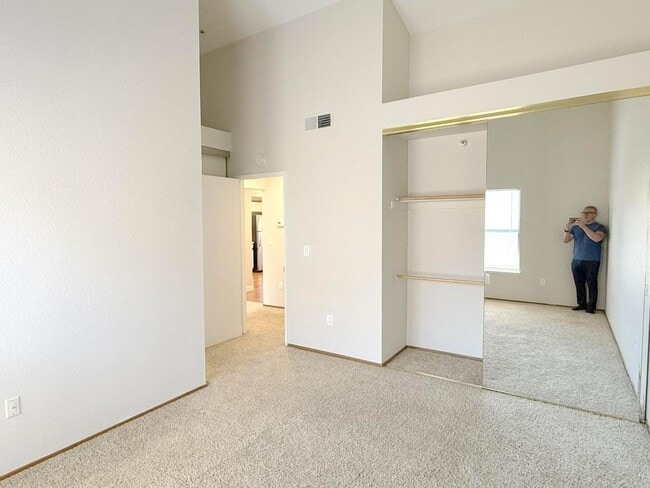 Building Photo - BRIGHT TOP FLOOR 2 BEDROOM CONDO ! Vaulted...