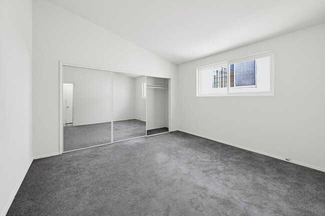 Building Photo - 333 Rexford Dr