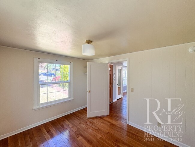 Building Photo - Charming 2-Bedroom Home with Renovated Bath, Hardwood Floors & Spacious Fenced Yard