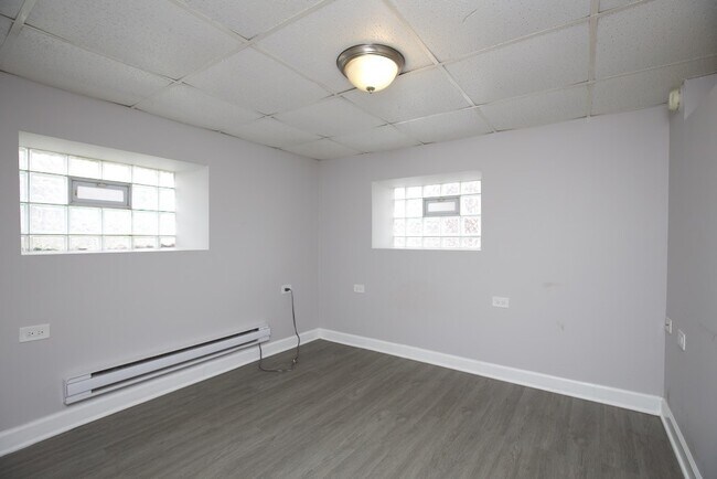 Building Photo - 3521 W Grace St