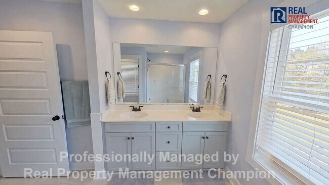 Building Photo - Spacious 3 BD/2.5 BA + Bonus Room | Community Boat Ramp & Dock Access