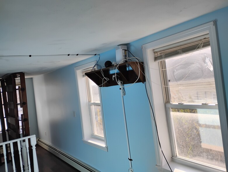 Building Photo - 213 Pleasant St