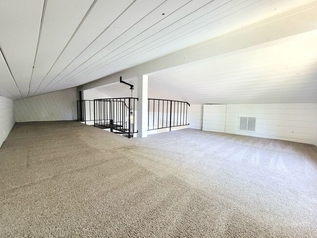 Building Photo - Spacious Yard and Detached Garage - Captiv...