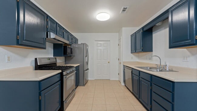 Building Photo - "Homey 3-Bedroom Retreat with 2 Full Baths...