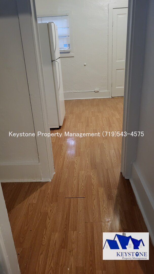 Building Photo - $350 OFF Move-In Special! ALL UTILITIES INCLUDED! Studio Apartment w/ Private Entrance! $700/$700